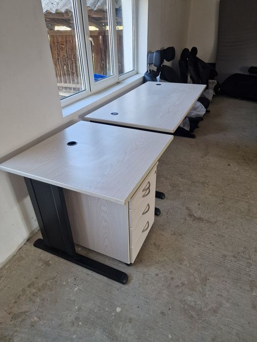 Vând Birou casetieră