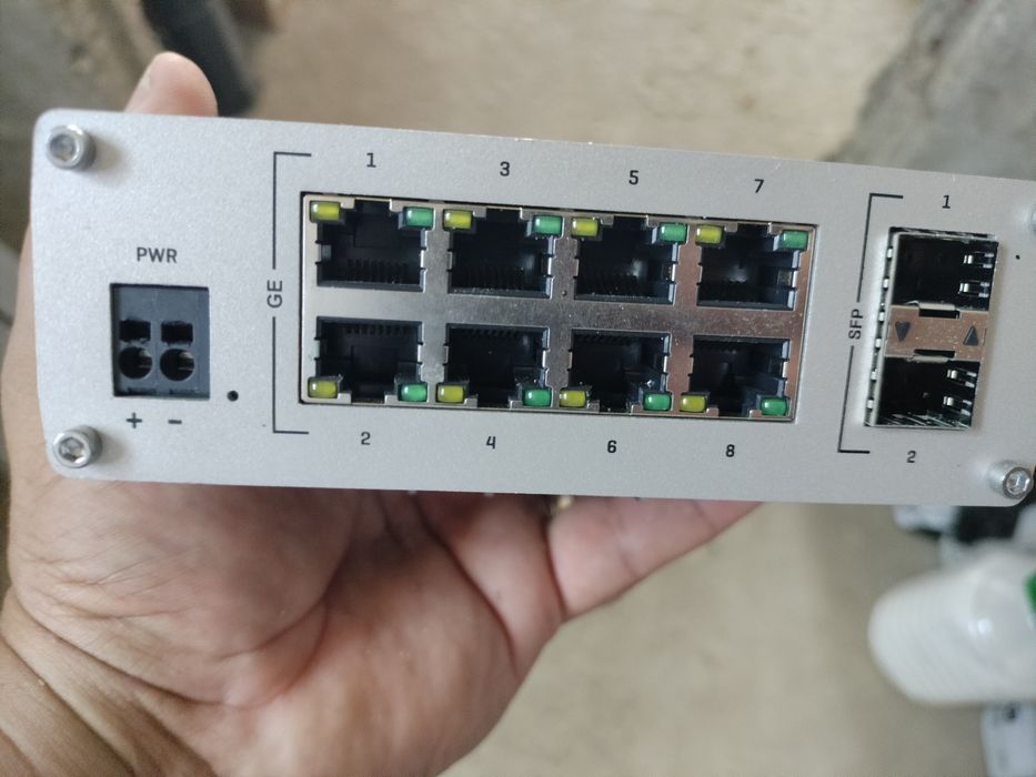 Switch industrial Teltonika TSW210 Gigabit 8 porturi + 2 SFP