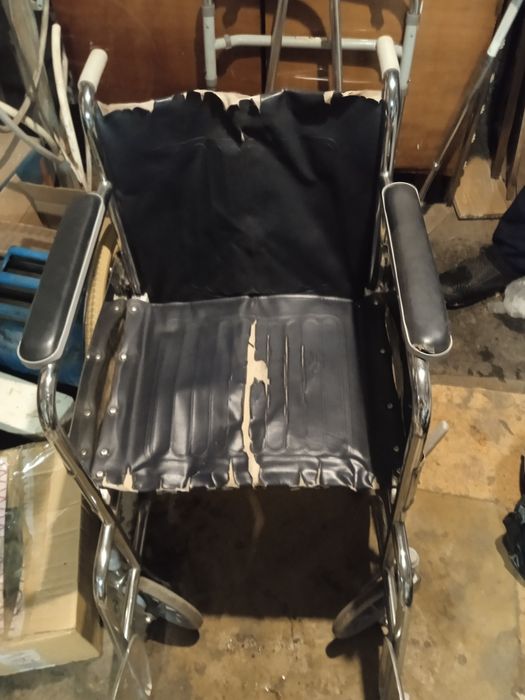 Инвалидная коляска и трость