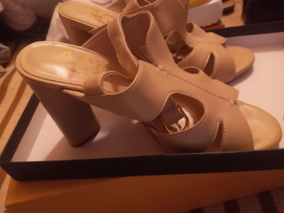 Продам босоножки 35 размера из натуральной кожи.