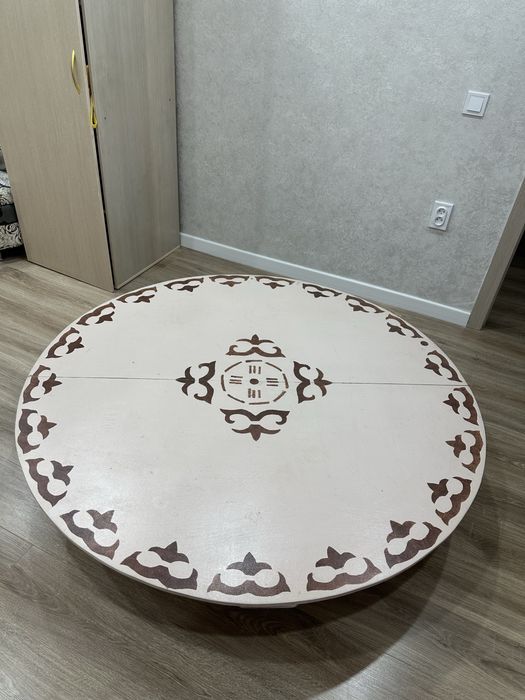 Стол.Дөңгелек қазақы дастархан столы (жер үстел)