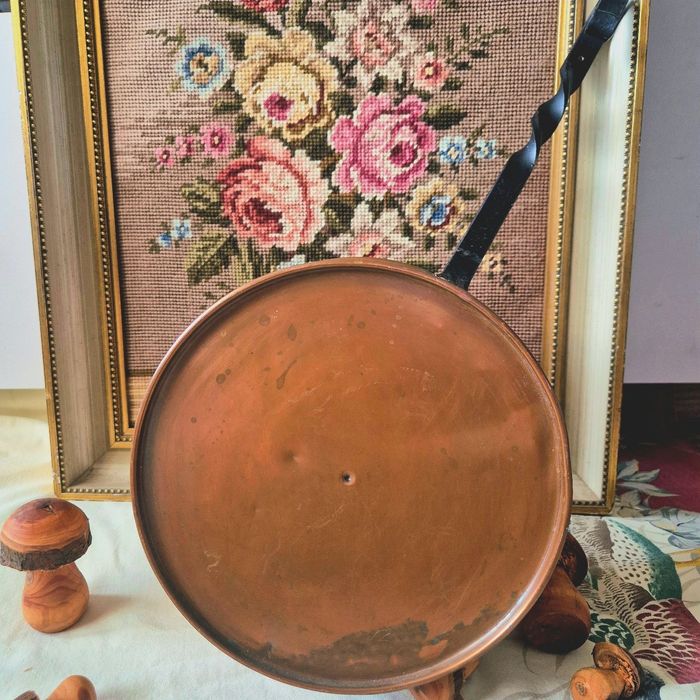 Медна касерола с дръжка от ковано желязо