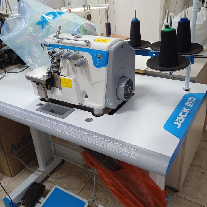 Продам оверлок jack петиниточный,