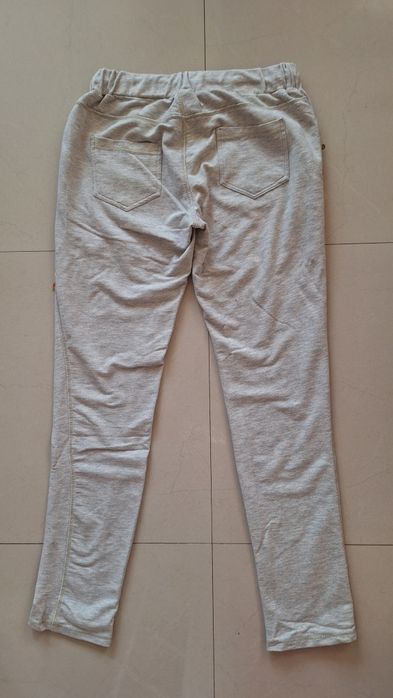 Елегантен пролетен екип от две части украсени с паети и бродерия