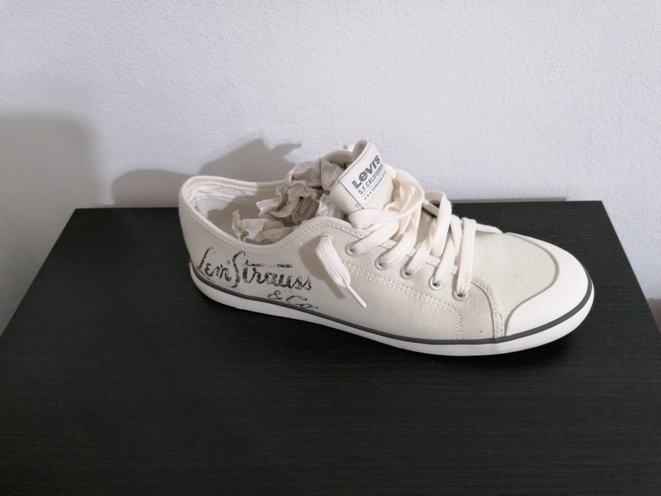 Teniși Levi Strauss noi 44