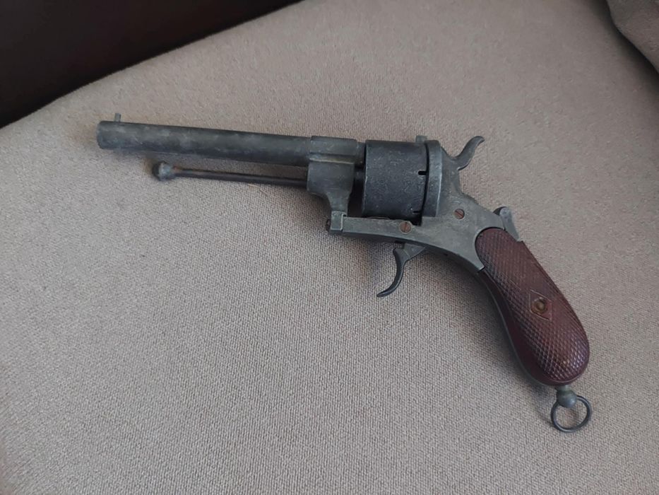 Vând un revolver vechi decorativ