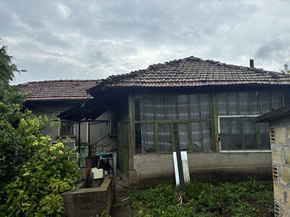 Къща  96м2 с двор 570м2 и още постройки