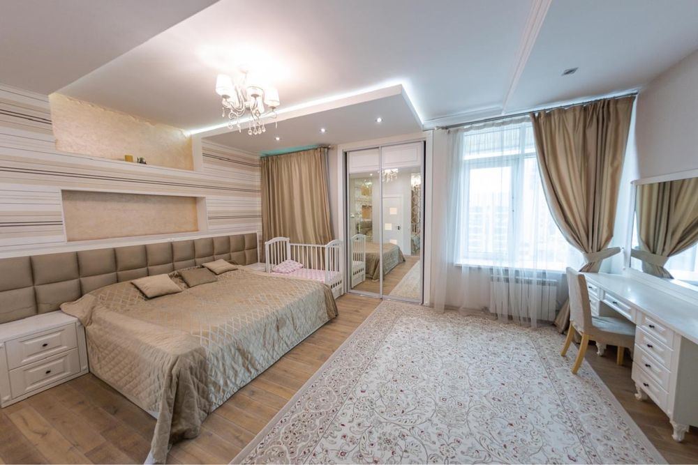 Продам кровать с туалетным столиком