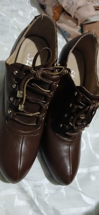 Tufli jigarrang rangdagi