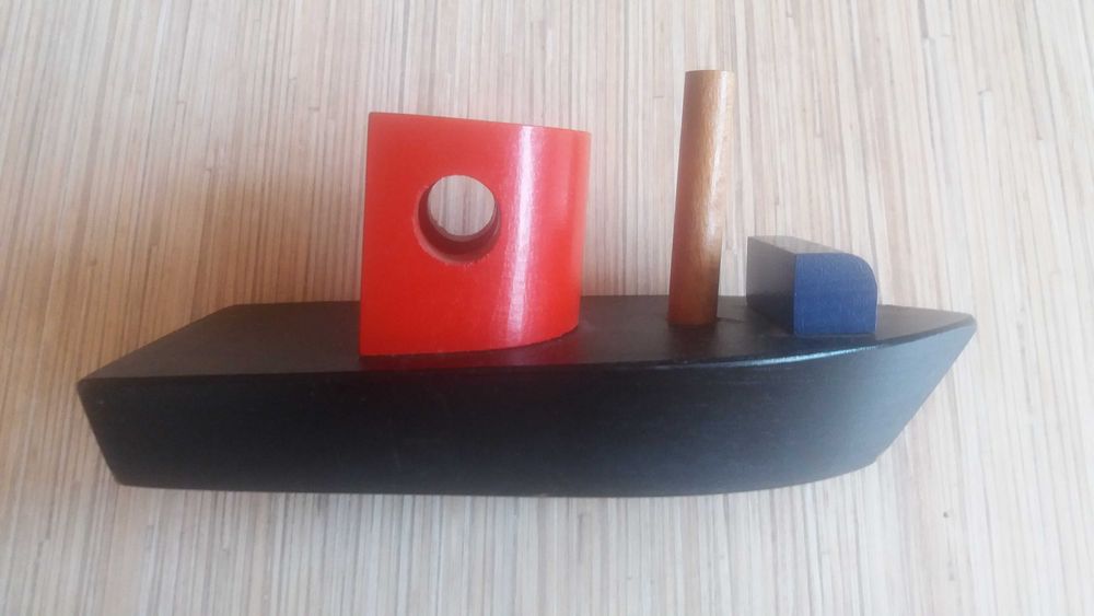 Дървен автовоз на два етажа с 4 коли и дървена лодка