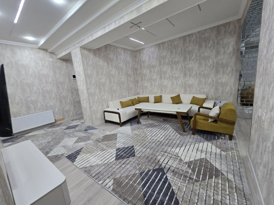 Fargona shaxqr birja oldida 3 xonaik luks uy sotiladi