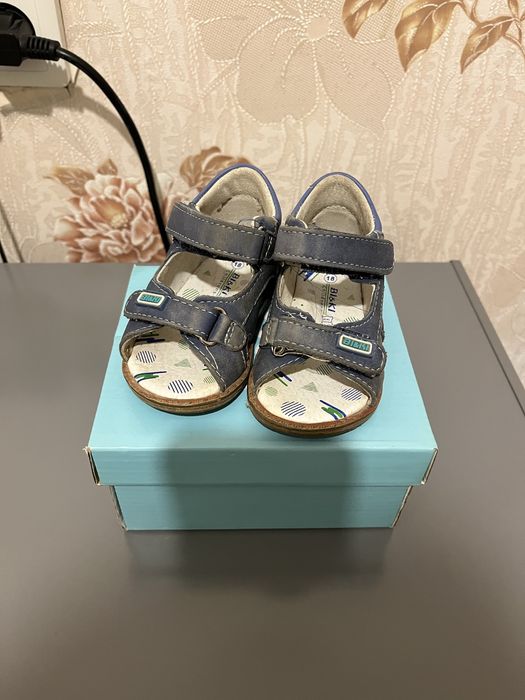 Продам фирменные сандали 18 размер