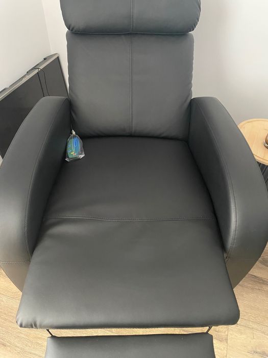 Vand masa extensibila 6-8pers pret 450 lei,fotolii masaj 750 lei buc