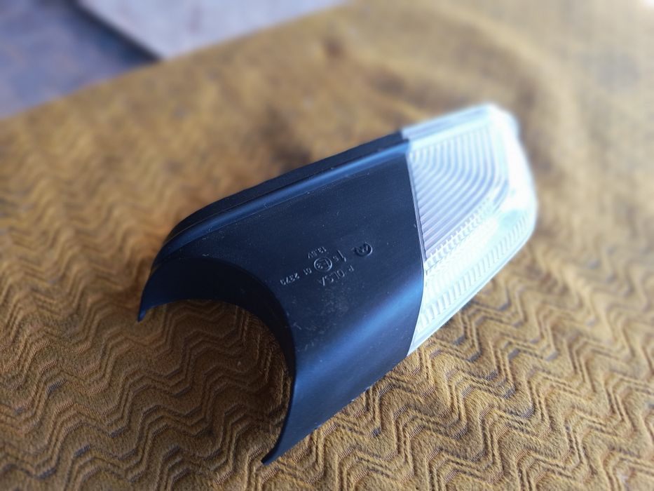 Правый поворотник зеркала.