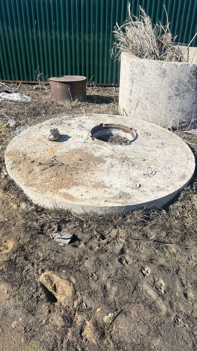 Продам бетонные кольца и крышку