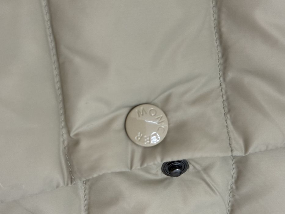 Новая с биркой жилет от moncler