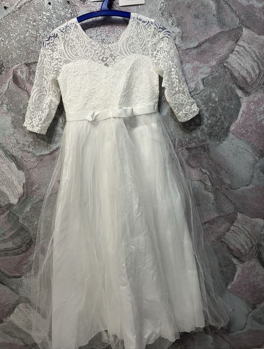 Продам для девочек платье белое
