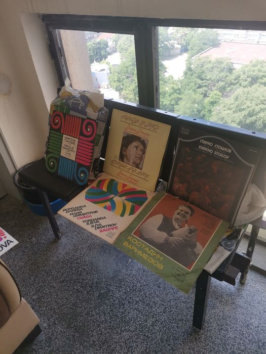 Грмофонни плочи, малки и големи.