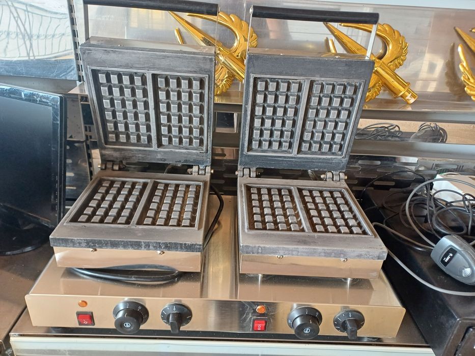 Вафельница, двух секционная вафельница