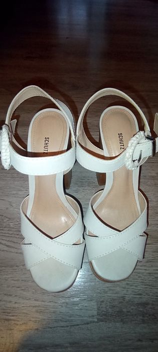 Продаются босоножки