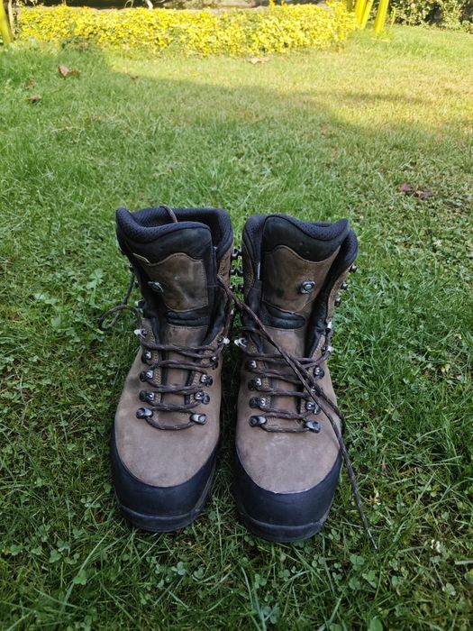 Ловни и туристически обувки Lowa