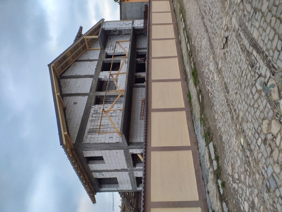 Constructii case la rosu preț convenabil