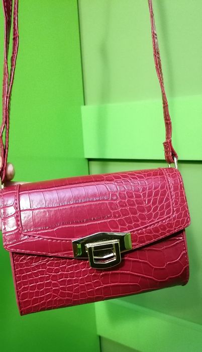 Подарък колан + Дамска чанта за през рамо. червена със златна катарама