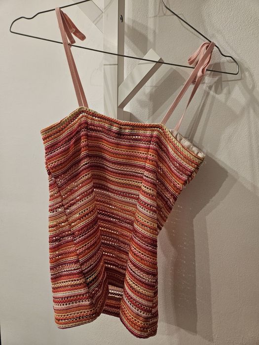 Розов топ с метални елементи