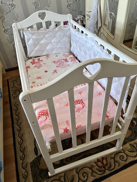 Детская кровать с полочкой