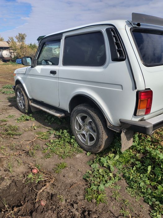 Нива 2121 продам.