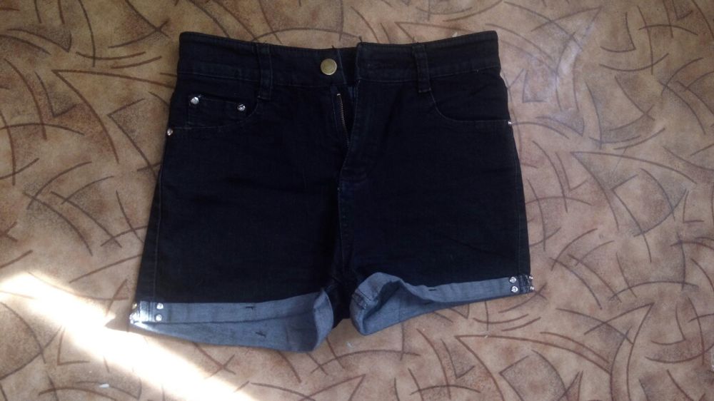 Продам черные джинсовые шорты