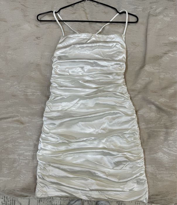 Сатиновое платье с эффектной открытой спиной