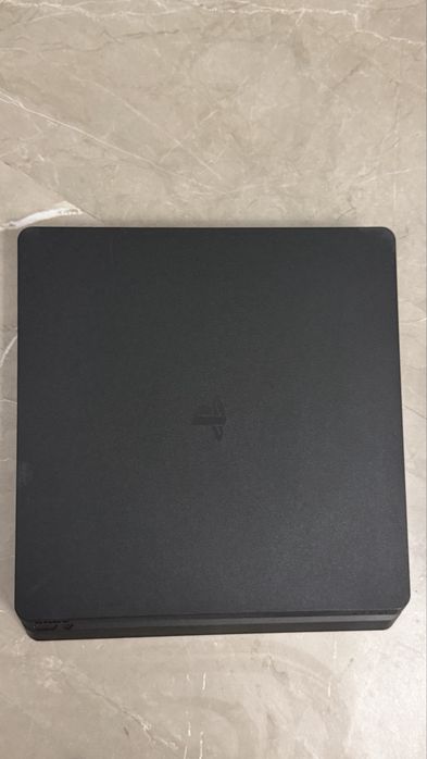 PlayStation 4 Slim Modelul CUH-2216B este un (seria 2200 / F-Chassis) cu hard disk intern de 1 TB.