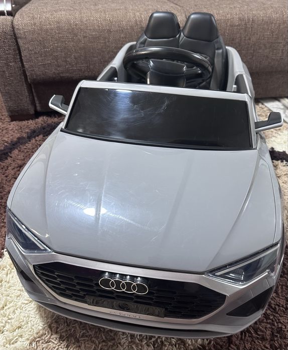Masinuta electrica pentru copii Audi SQ8 2x 35W 12V cu music player