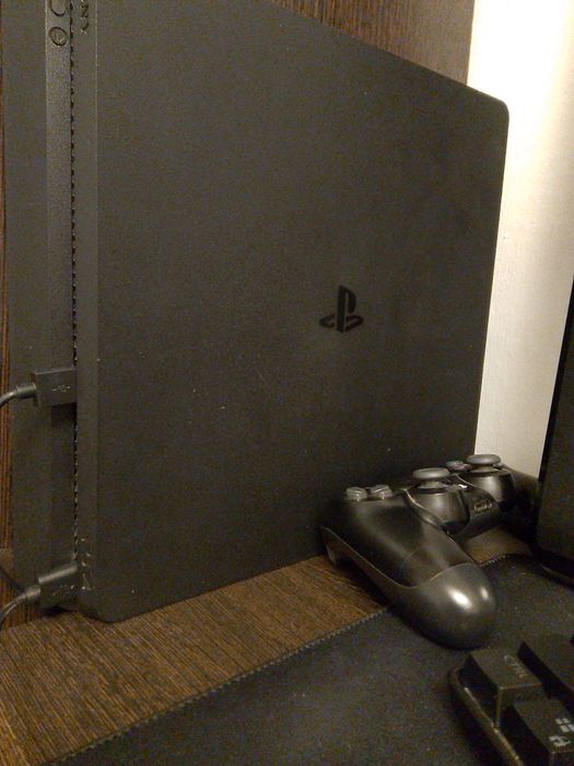 Продам пс4 в хорошем состоянии