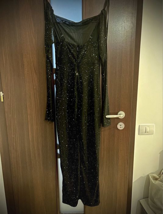 Rochie neagra crapata pe picior