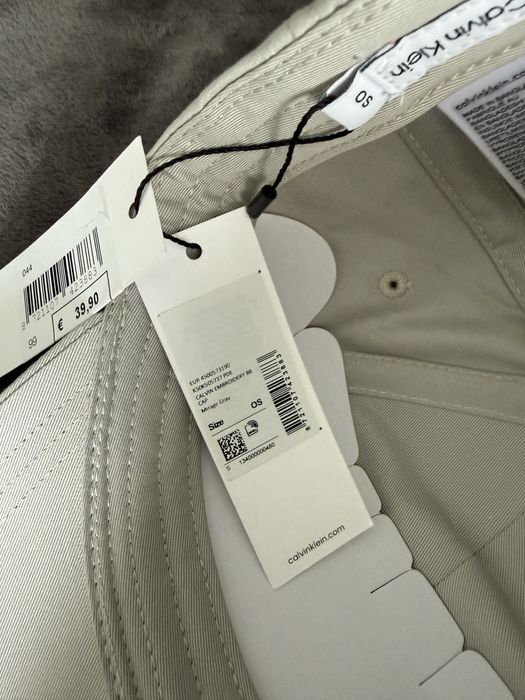 Calvin Klein sapca gri deschis cu logo brodat marime OS noua originala