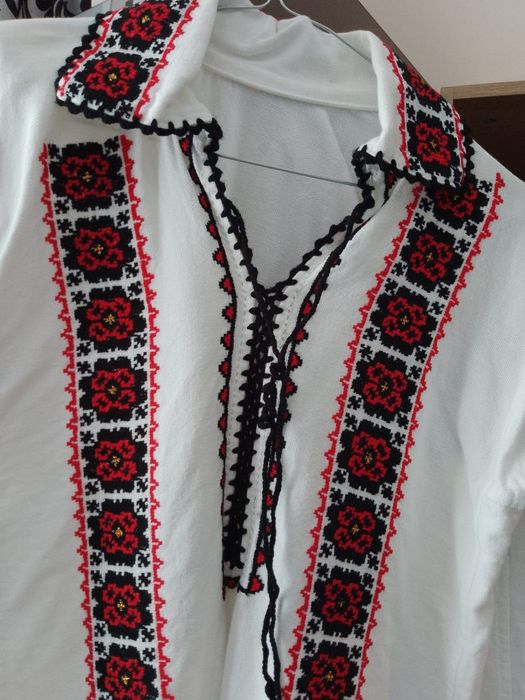 Cămașă tradițională cu model cusut manual pe pânză