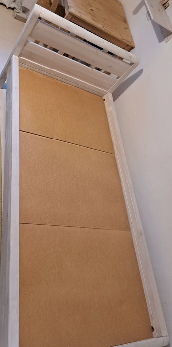 Деревянная белая кровать