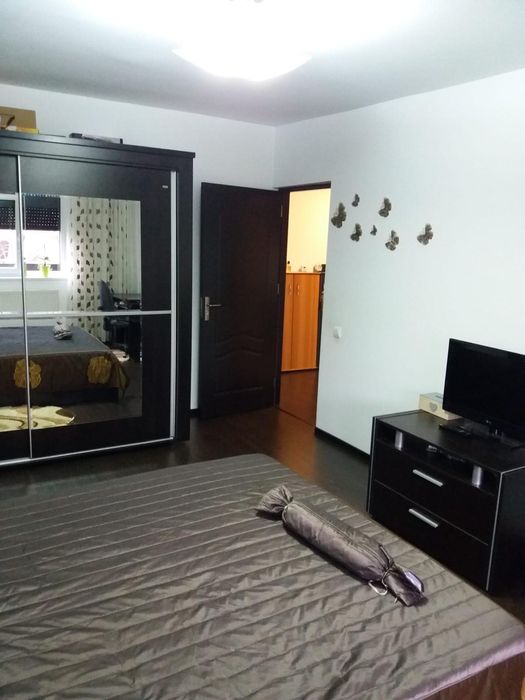 Mobila pentru dormitor pat dulap doua comode pat si ocomoda tv