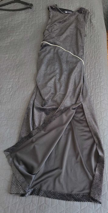 Черна официална рокля Zara с ципка и процеп на гърба