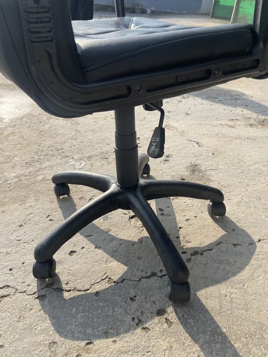 Офисное кожаное кресло, 1 штука.