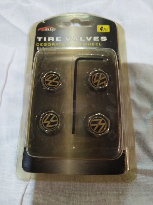 Часовник за автомобили и капачки за вентили с логото на vw