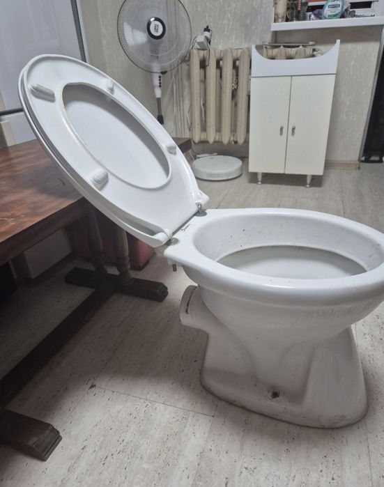 Vas WC + capac, întreținut foarte bine