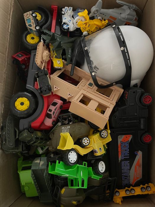 Продам игрушки три коробки