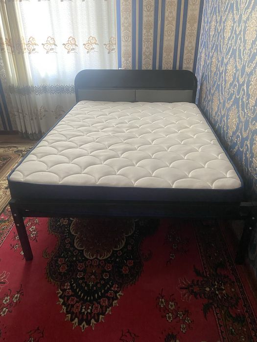 кровать с матрасом