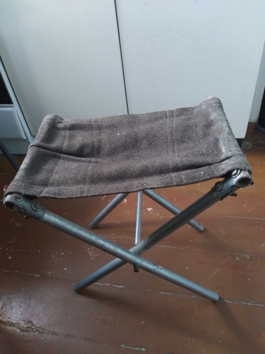 Столик для торговли и стульчик