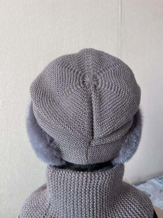 Норковая шапка со стразами