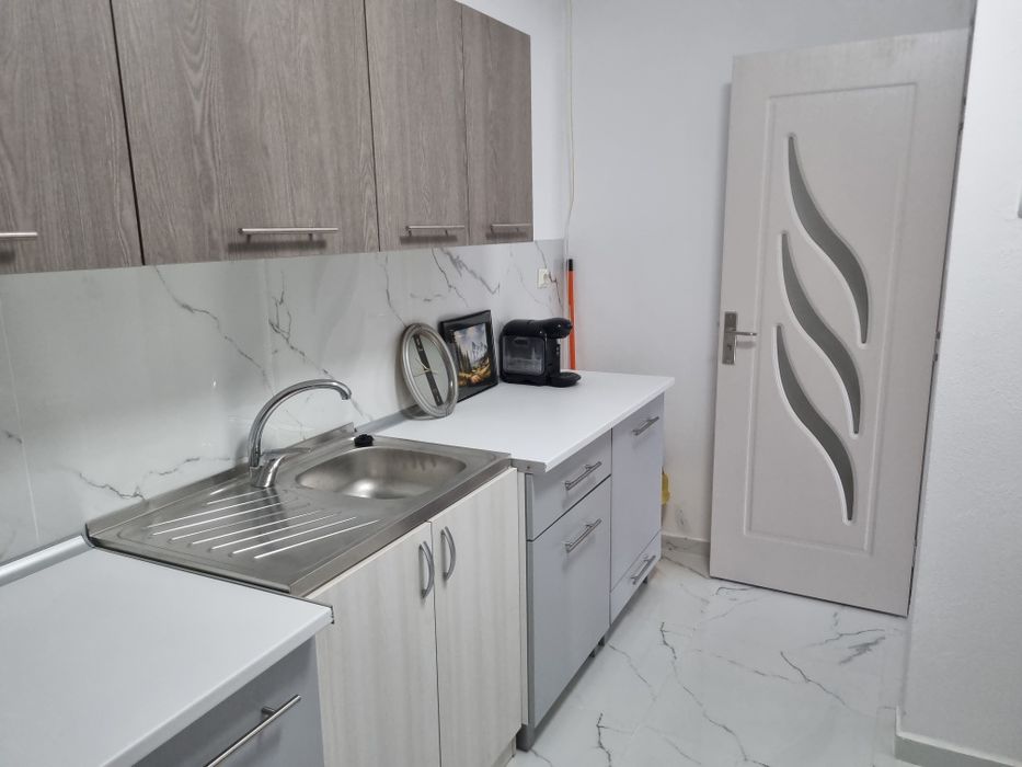 Închiriez apt 3 camere zona Podgoria etaj 1