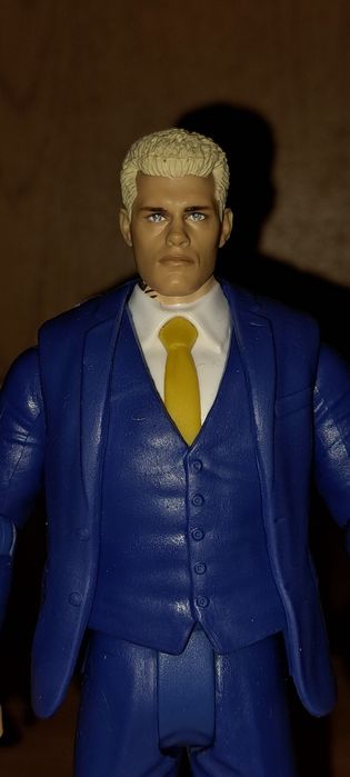 Vând o figurină www basic Cody Rhodes